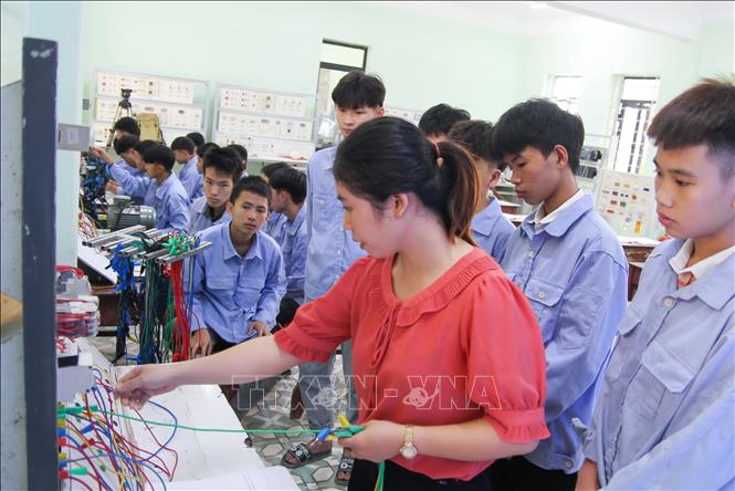 Trong ảnh: Học sinh Trường Trung cấp Dân tộc nội trú Giáo dục thường xuyên Bắc Quang (Hà Giang) trong giờ thực hành tại lớp ngành Điện công nghiệp. Ảnh: Nam Thái - TTXVN