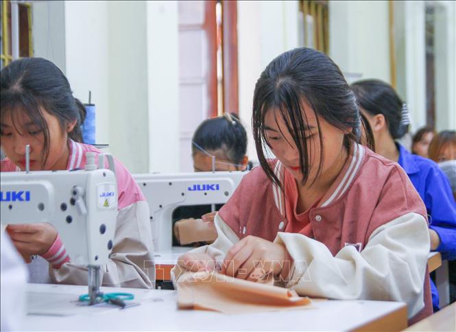 Trong ảnh: Học sinh Trường Cao đẳng Kỹ thuật Công nghiệp Hà Giang học tại lớp ngành May thời trang. Ảnh: Nam Thái - TTXVN