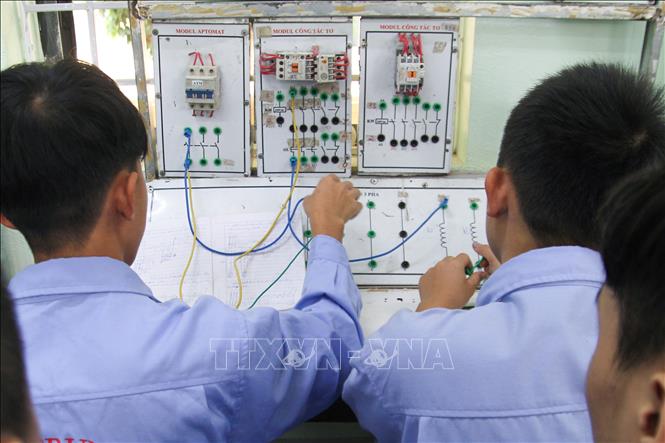 Trong ảnh: Học sinh Trường Trung cấp Dân tộc nội trú Giáo dục thường xuyên Bắc Quang (Hà Giang) học thực hành tại lớp ngành Điện công nghiệp. Ảnh: Nam Thái - TTXVN