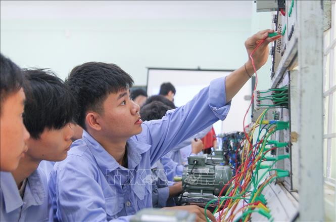 Trong ảnh: Học sinh Trường Trung cấp Dân tộc nội trú Giáo dục thường xuyên Bắc Quang (Hà Giang) học thực hành tại lớp ngành Điện công nghiệp. Ảnh: Nam Thái - TTXVN