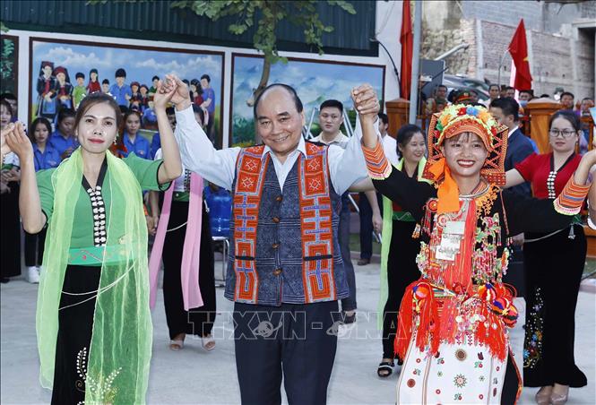 vna_potal_chu_tich_nuoc_nguyen_xuan_phuc_du_ngay_hoi_dai_doan_ket_toan_dan_toc_lien_khu_dan_cu_03_xa_khong_lao_muong_so_va_hoang_then_huyen_phon_stand.jpg