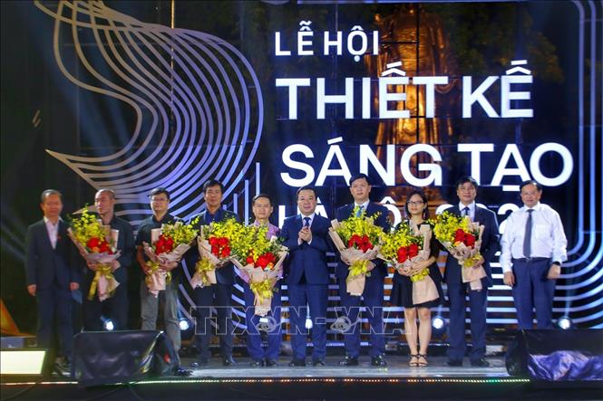 Ban tổ chức tặng hoa cho các nhà tài trợ. Ảnh: Tuấn Đức - TTXVN