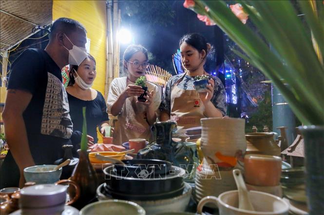 Du khách tham quan và mua sắm tại các gian hàng. Ảnh: Tuấn Đức - TTXVN