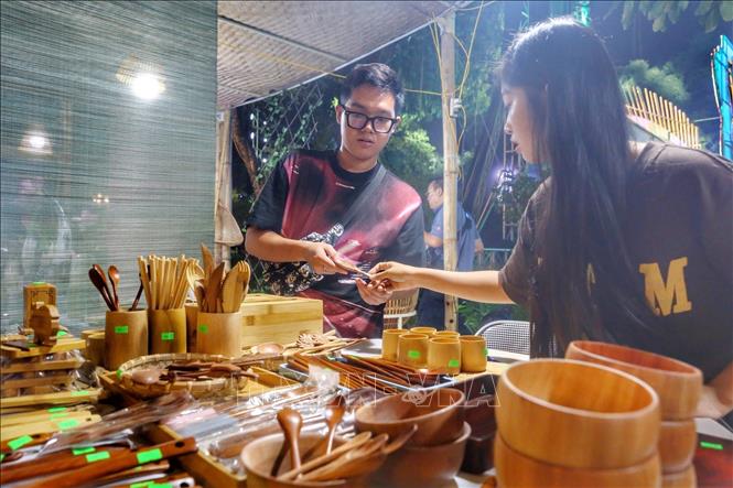 Du khách tham quan và mua sắm tại các gian hàng. Ảnh: Tuấn Đức - TTXVN