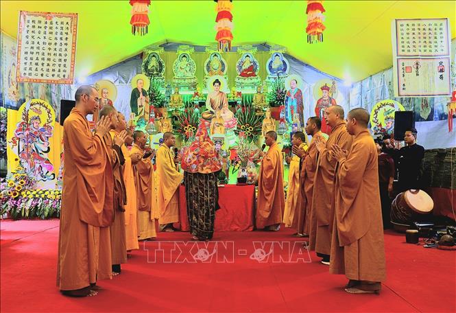 Trong ảnh: Tổ chức Lễ cầu siêu các anh hùng liệt sĩ tại Hang Tám Thanh niên xung phong và Đường 20 – Quyết Thắng. Ảnh: Đức Tuấn – TTXVN.