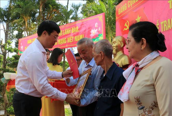 Bí thư Tỉnh ủy Đồng Tháp Lê Quốc Phong trao Huy hiệu 55 năm tuổi Đảng cho đảng viên. Ảnh: Nhựt An - TTXVN