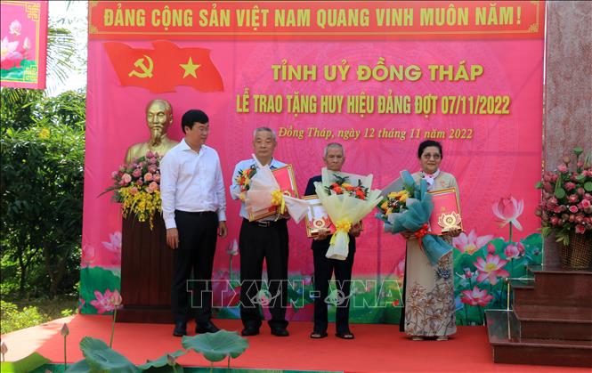 Các đảng viên nhận Huy hiệu 55 năm tuổi Đảng. Ảnh: Nhựt An - TTXVN
