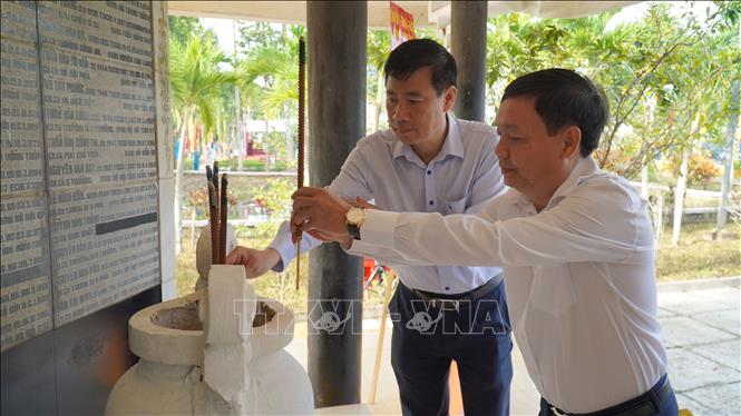 Lãnh đạo tỉnh Đồng Tháp dâng hương tại Bia Tổ quốc ghi công xã Hoà An, thành phố Cao Lãnh.
Ảnh: Nhựt An - TTXVN