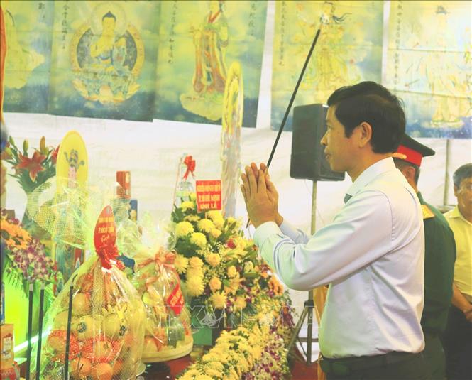 Trong ảnh: Tổ chức Lễ cầu siêu các anh hùng liệt sĩ tại Hang Tám Thanh niên xung phong và Đường 20 – Quyết Thắng. Ảnh: Đức Tuấn – TTXVN