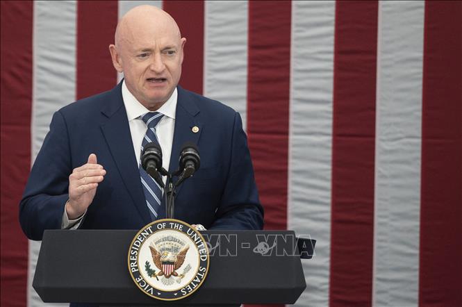 Trong ảnh: (tư liệu) Thượng nghị sĩ của đảng Dân chủ  Mark Kelly phát  biểu tại một sự kiện ở Washington, DC, Mỹ, ngày 1/12/2021. Ảnh: AFP/TTXVN