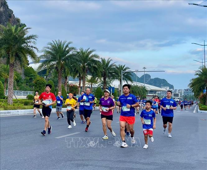 Các vận động viên tham gia Giải Marathon Quốc tế Di sản Vịnh Hạ Long chạy dọc con đường bao biển, xuyên hầm xuống thành phố Cẩm Phả. Ảnh: Thanh Vân-TTXVN