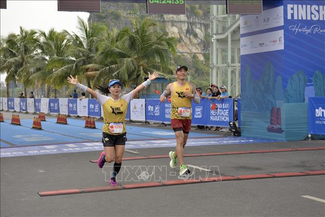 Các VĐV hạnh phúc khi hoàn thành phần chạy đua của mình. Ảnh: Thanh Vân-TTXVN