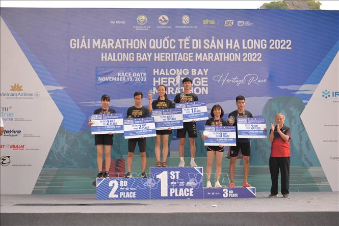 BTC trao giải cho các VĐV ở cự ly chạy 5km cho các lứa tuổi. Ảnh: Thanh Vân-TTXVN
