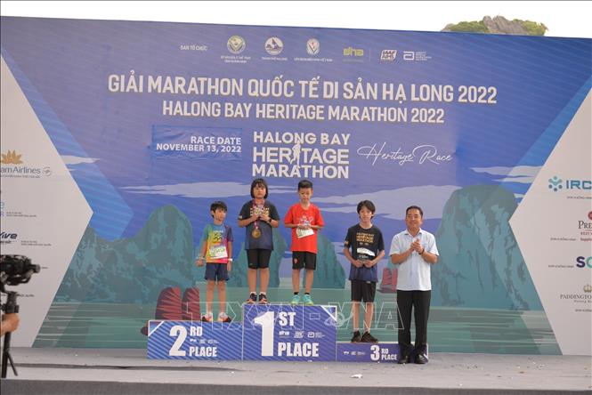 Ban tổ chức trao giải cho các VĐV nhí chạy ở cự ly 5km. Ảnh: Thanh Vân-TTXVN