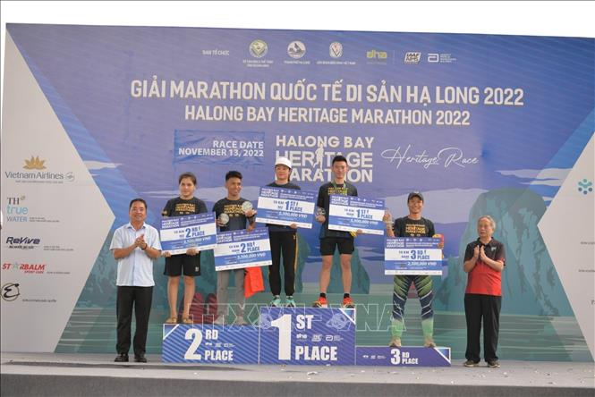  BTC trao giải cho các VĐV ở cự ly chạy 10km nam, nữ. Ảnh: Thanh Vân-TTXVN