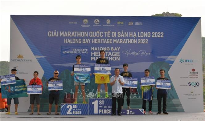 Ban tổ chức trao giải cho các VĐV chạy cự ly 42km nam. Ảnh: Thanh Vân-TTXVN