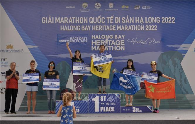 Ban tổ chức trao giải cho các VĐV chạy ở cự ly 42km nữ. Ảnh: Thanh Vân-TTXVN