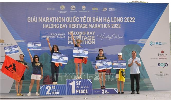 BTC trao giải cho các VĐV chạy ở cự ly 21km nữ. Ảnh: Thanh Vân-TTXVN