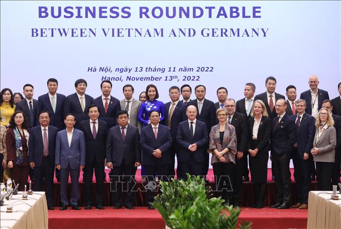 Prime Minister Pham Minh Chinh (front, sixth from left), German Chancellor Olaf Scholz (front, seventh from left), and other participants in the business roundtable. VNA Photo: Lâm Khánh