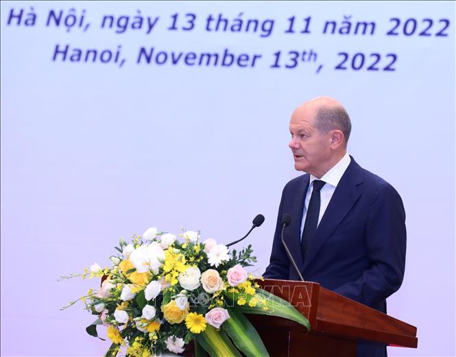 German Chancellor Olaf Scholz speaks at the business roundtable. VNA Photo: Lâm Khánh