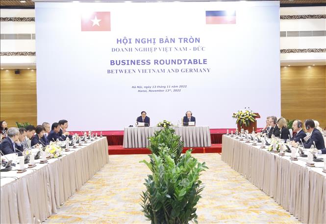 An overview of the business roundtable. VNA Photo: Lâm Khánh