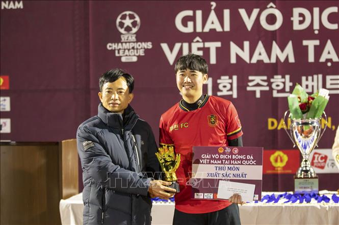 Trong ảnh: Thủ môn Hoàng Phúc Thiện của đội Bucheon FC (bên phải) nhận danh hiệu Thủ môn xuất sắc nhất giải. Ảnh: Anh Nguyên - PV TTXVN tại Hàn Quốc