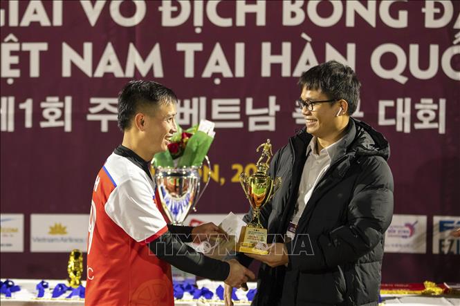 Trong ảnh: Cầu thủ số 8 Lê Kinh Minh của đội Gwangju FC (bên trái) nhận giải Cầu thủ xuất sắc. Ảnh: Anh Nguyên - PV TTXVN tại Hàn Quốc
