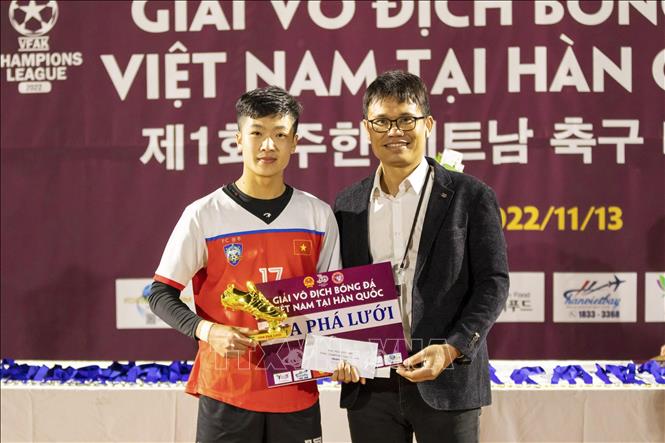 Trong ảnh: Cầu thủ số 17 Bùi Trung Kiên của đội Gwangju FC (bên trái) nhận giải Vua phá lưới. Ảnh: Anh Nguyên - PV TTXVN tại Hàn Quốc