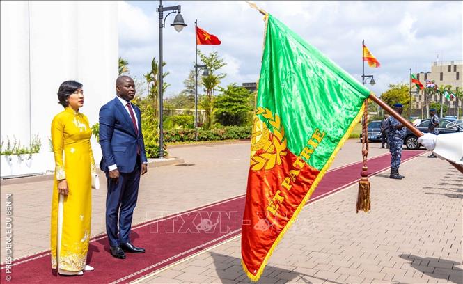 Vietnamese Ambassador to Morocco and Benin Dang Thi Thu Ha reviews the Guards of Honour. VNA Photo