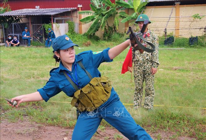Trong ảnh: Các vận động viên tham gia phần thi Ném lựu đạn trúng đích tại Hội thao. Ảnh: Chanh Đa-TTXVN