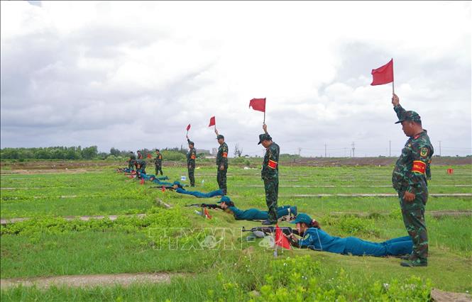 Trong ảnh: Các vận động viên tham gia phần thi Bắn súng tiểu liên AK tại Hội thao. Ảnh: Chanh Đa-TTXVN

