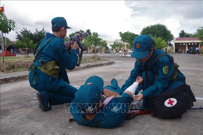 Trong ảnh: Các vận động viên tham gia phần thi Băng bó cứu thương tại Hội thao. Ảnh: Chanh Đa-TTXVN