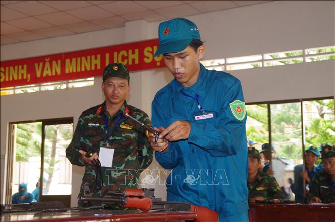 Trong ảnh: Các vận động viên tham gia phần thi tháo lắp súng tiểu liên AK tại Hội thao. Ảnh: Chanh Đa-TTXVN