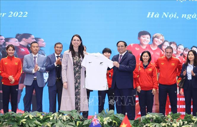 Thủ tướng New Zealand Jacinda Ardern tặng Thủ tướng Phạm Minh Chính chiếc áo thi đấu của Đội tuyển bóng đá nữ New Zealand. Ảnh: Dương Giang-TTXVN
