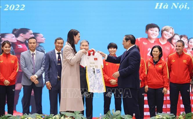 Thủ tướng Phạm Minh Chính tặng Thủ tướng New Zealand Jacinda Ardern chiếc áo thi đấu có chữ ký của Đội tuyển bóng đá nữ Việt Nam. Ảnh: Dương Giang-TTXVN
