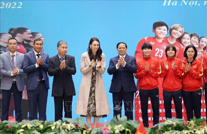 Thủ tướng Phạm Minh Chính và Thủ tướng New Zealand Jacinda Ardern chúc đội tuyển bóng đá nữ đạt thành tích cao tại Giải vô địch bóng đá nữ thế giới năm 2023. Ảnh: Dương Giang-TTXVN
