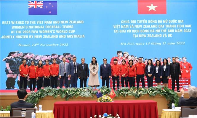 Thủ tướng Phạm Minh Chính và Thủ tướng New Zealand Jacinda Ardern chúc đội tuyển bóng đá nữ đạt thành tích cao tại Giải vô địch bóng đá nữ thế giới năm 2023. Ảnh: Dương Giang-TTXVN