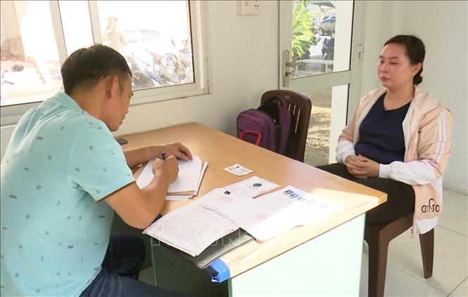 Trong ảnh: Đối tượng Nguyễn Thị Thúy Vi tại cơ quan Công an. Ảnh: TTXVN phát