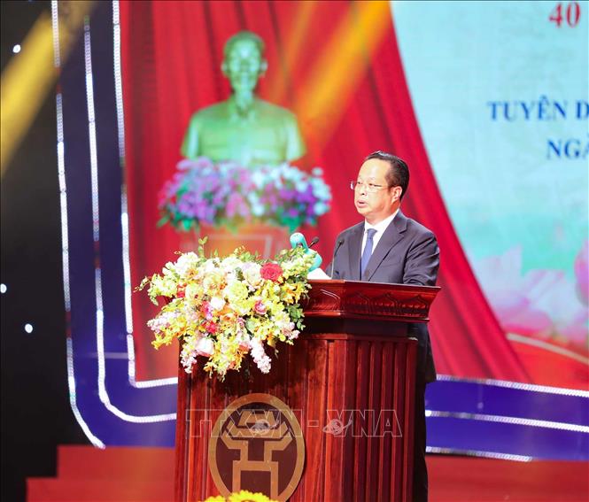 Giám đốc Sở Giáo dục và Đào tạo thành phố Hà Nội Trần Thế Cương đọc diễn văn kỷ niệm. Ảnh: Thanh Tùng - TTXVN