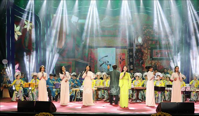 Tiết mục văn nghệ chào mừng tại lễ kỷ niệm. Ảnh: Thanh Tùng - TTXVN