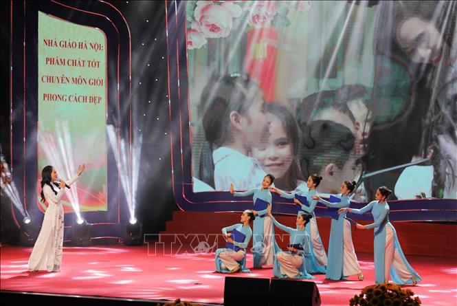 Tiết mục văn nghệ chào mừng tại lễ kỷ niệm. Ảnh: Thanh Tùng - TTXVN