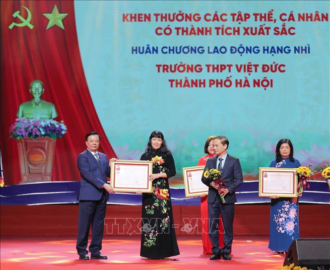 Bí thư Thành uỷ Hà Nội Đinh Tiến Dũng trao Huân chương Lao động hạng Nhì của Chủ tịch nước tặng trường THPT Việt Đức. Ảnh: Thanh Tùng - TTXVN 