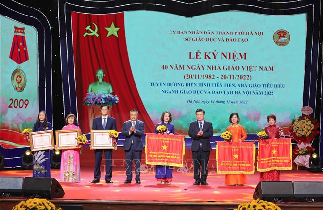 Chủ tịch UBND thành phố Hà Nội Trần Sỹ Thanh trao Cờ thi đua của Chính phủ cho các tập và Bằng khen của Thủ tướng Chính phủ tặng các tập thể và cá nhân. Ảnh: Thanh Tùng - TTXVN