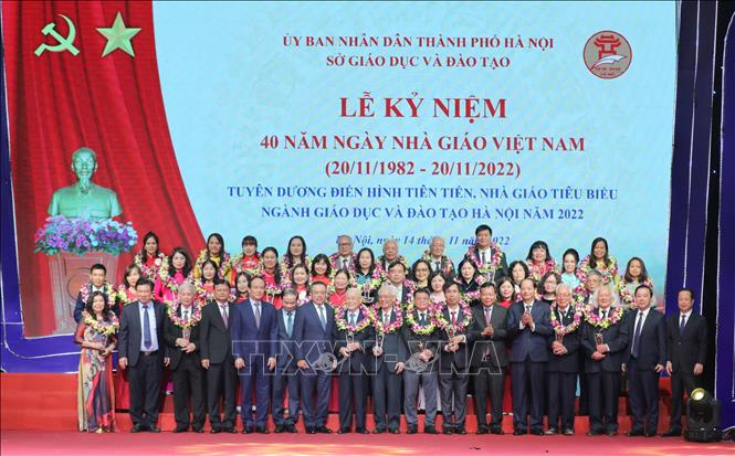 Các điển hình tiên tiến, nhà giáo tiêu biểu ngành Giáo dục và Đào tạo Hà Nội năm 2022 được vinh danh tại lễ kỷ niệm. Ảnh: Thanh Tùng - TTXVN 
