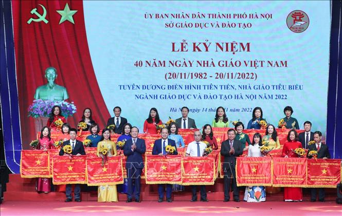 Lê trao cờ thi đua của UBND thành phố Hà Nội tặng các tập thể. Ảnh: Thanh Tùng - TTXVN