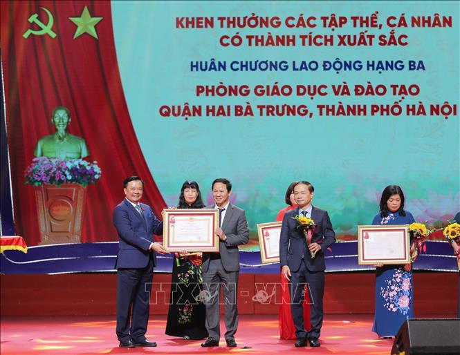 Bí thư Thành uỷ Hà Nội Đinh Tiến Dũng trao Huân chương Lao động hạng Ba của Chủ tịch nước tặng Phòng Giáo dục và Đào tạo quận Hai Bà Trưng. Ảnh: Thanh Tùng - TTXVN