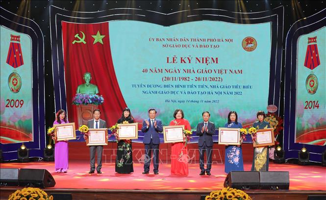Bí thư Thành uỷ Hà Nội Đinh Tiến Dũng trao Huân chương Lao động hạng Nhất, Nhì, Ba của Chủ tịch nước tặng các tập thể và cá nhân. Ảnh: Thanh Tùng - TTXVN