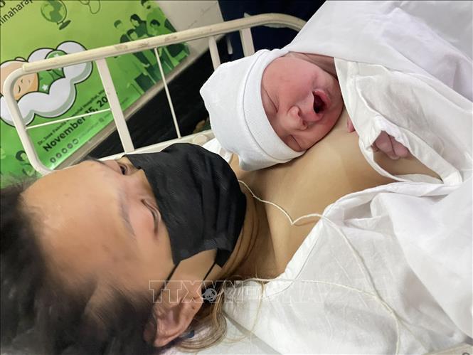 Trong ảnh: Bé gái Vinice Mabansag, công dân thứ 8 tỷ của thế giới, chào đời tại Manila, Philippines, ngày 15/11/2022. Ảnh: GMA News/TTXVN