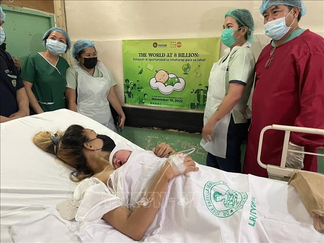 Trong ảnh: Bé gái Vinice Mabansag (nằm cùng mẹ), công dân thứ 8 tỷ của thế giới, chào đời tại Manila, Philippines, ngày 15/11/2022. Ảnh: GMA News/ TTXVN