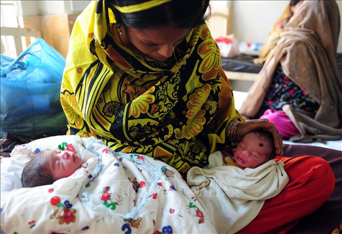 Trong ảnh (tư liệu): Bà mẹ chăm sóc hai bé sinh đôi tại bệnh viện ở Karachi, Pakistan. Ảnh: AFP/TTXVN